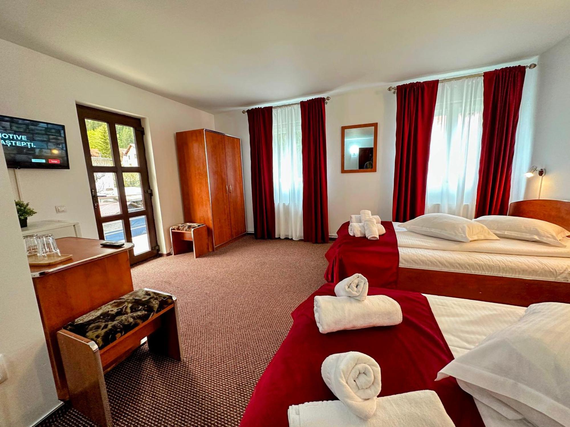 Valea Alba View - Self Check-In Hotel Busteni Bagian luar foto